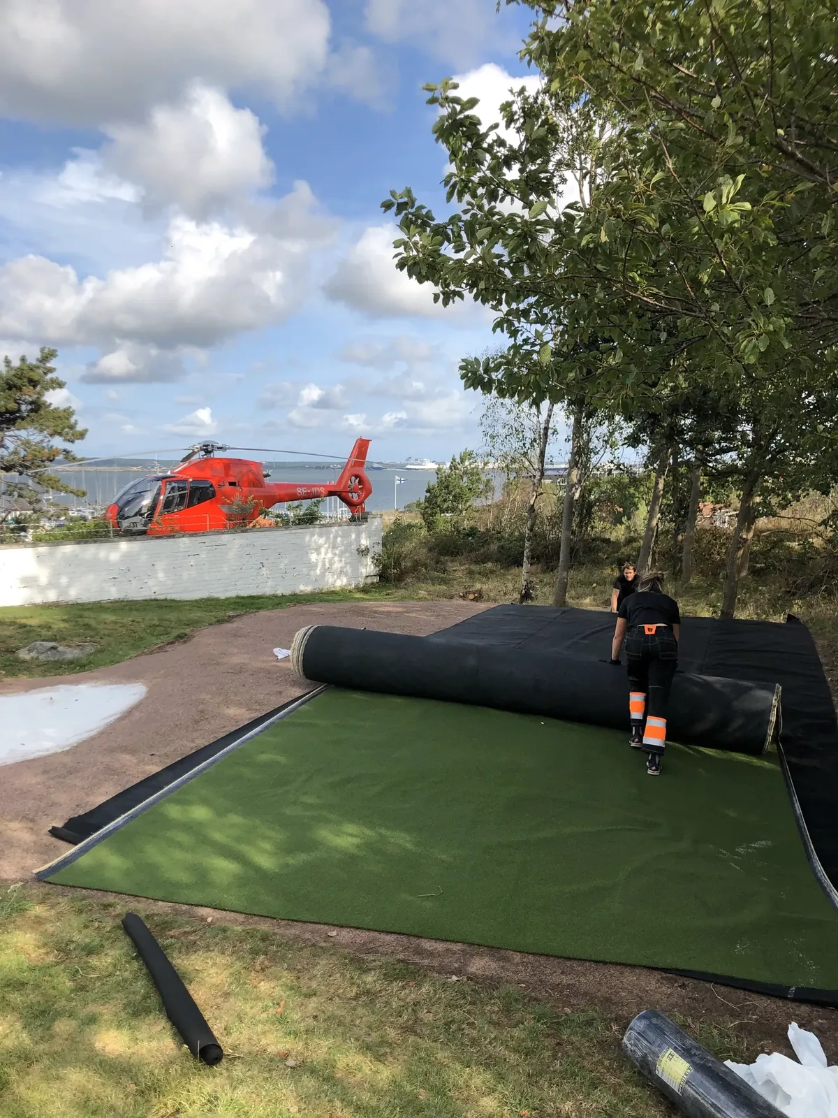 Utrullning av konstgräs till en golfgreen