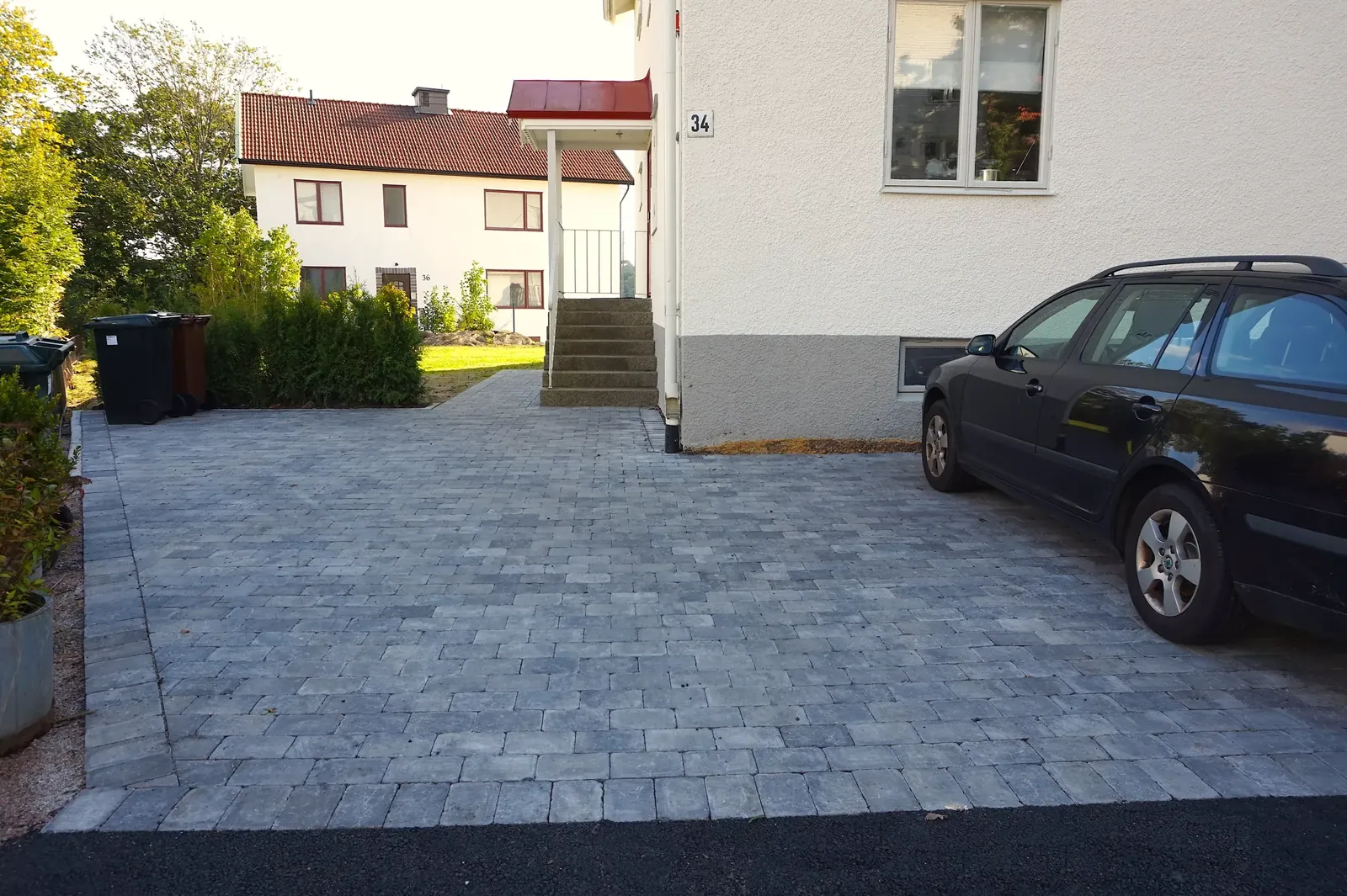 Ny stenläggning för parkering vid husets gavel