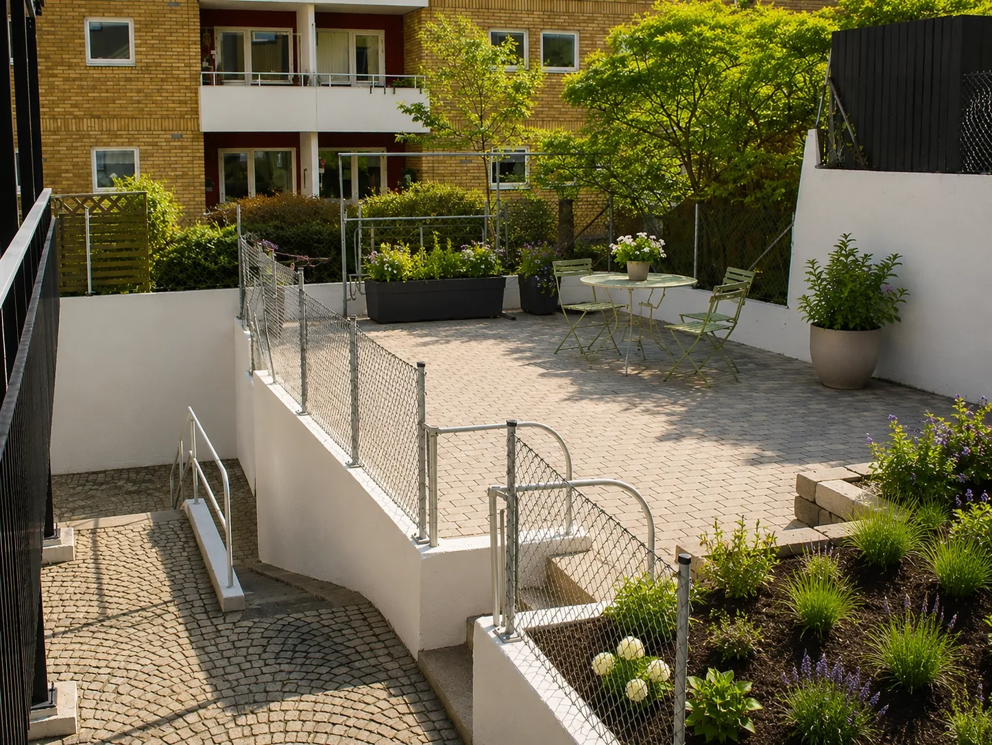 Innergård med nya räcken, stenläggning och planteringar