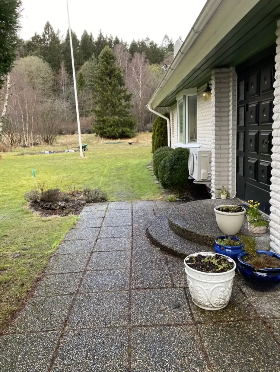Gamla betongplattor vid husets entré