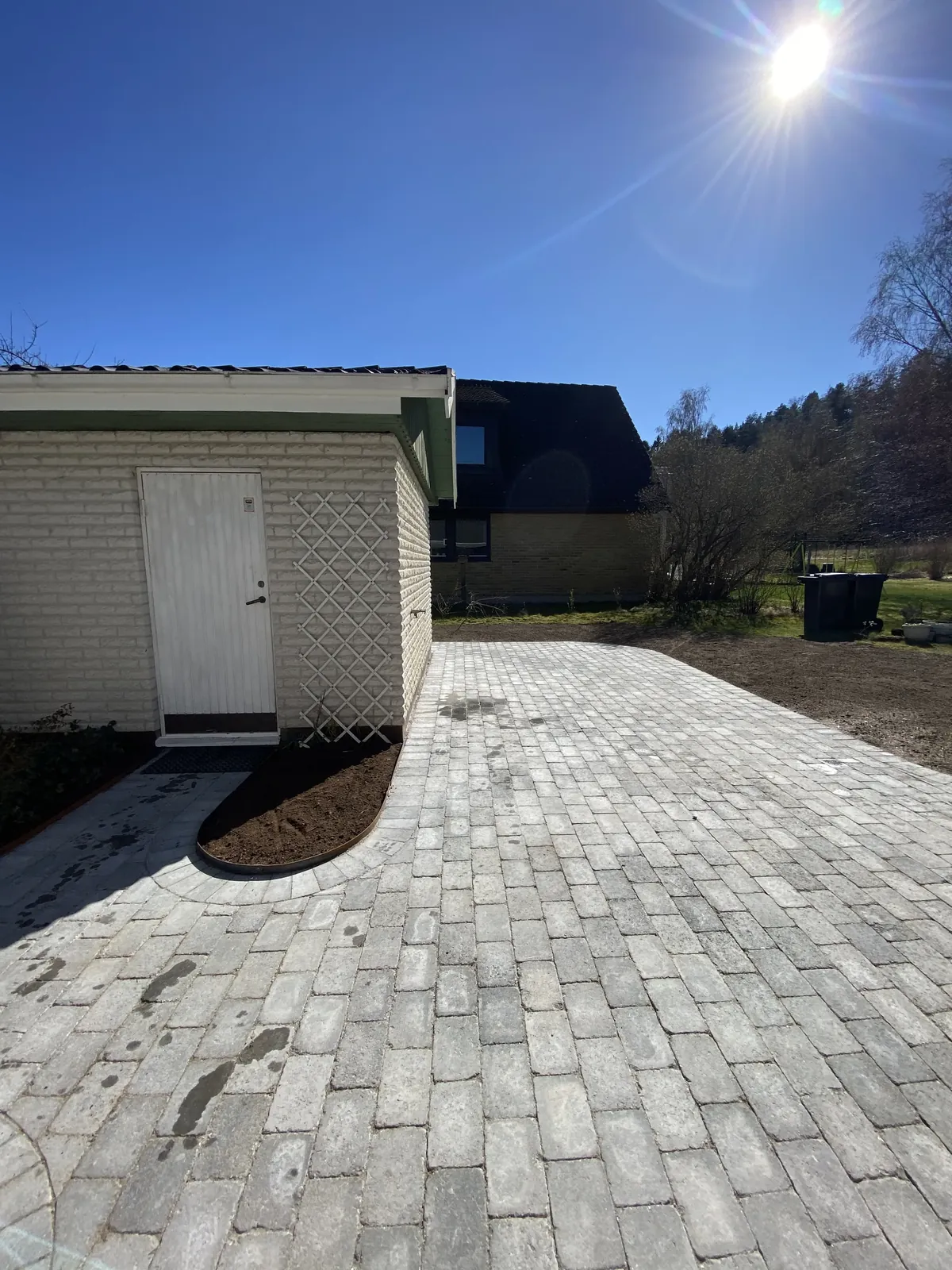 Ny stenläggning fram till förrådet