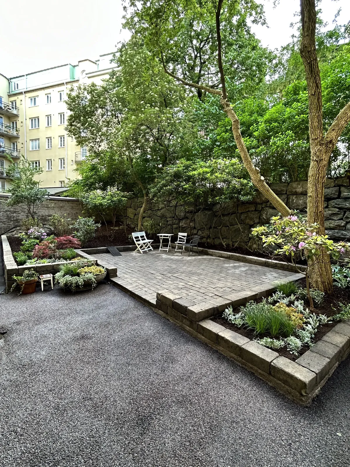 Innergård med ny sittyta och planteringar