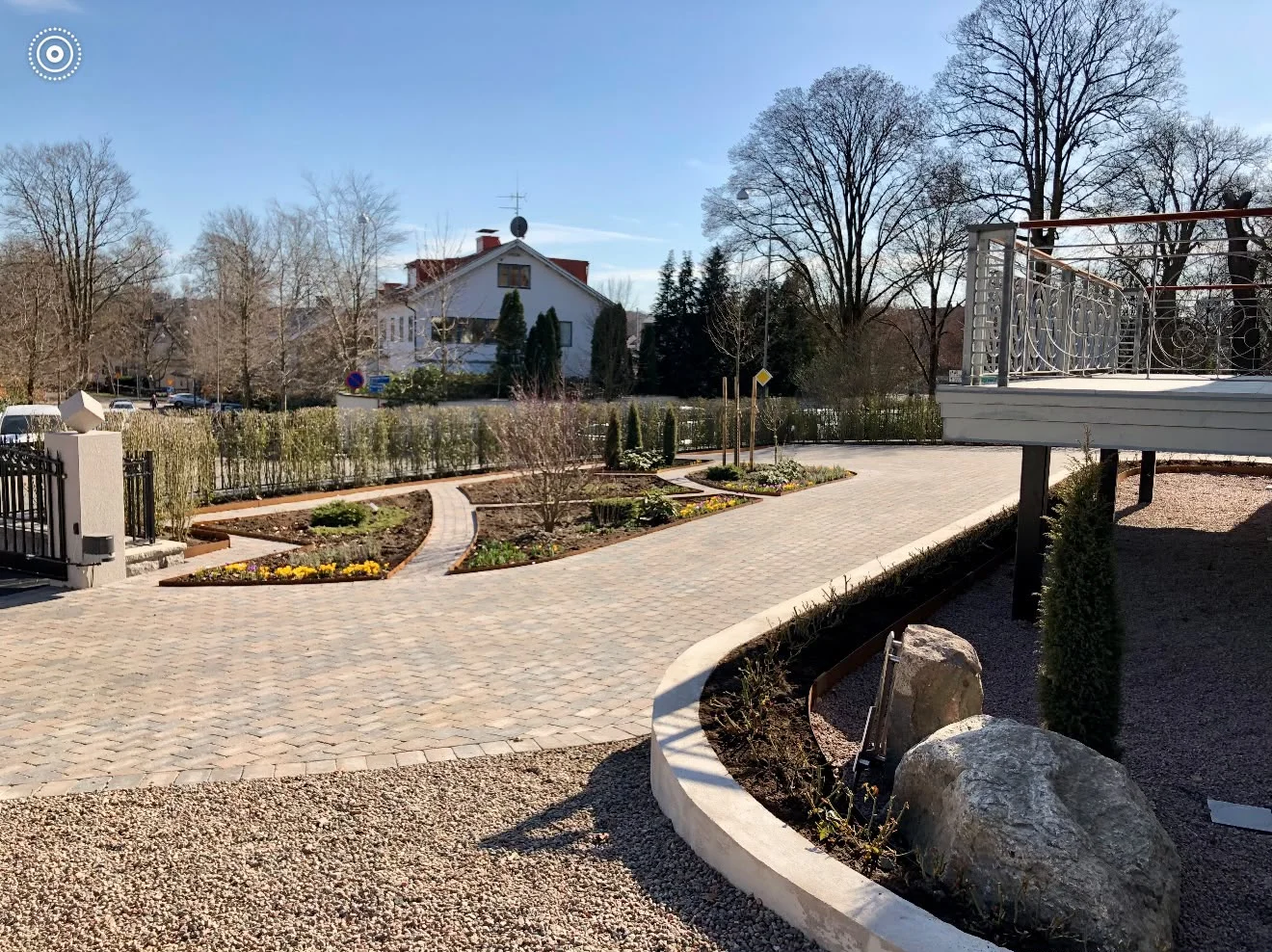 Färdig innergård med stenläggning och nya planteringar