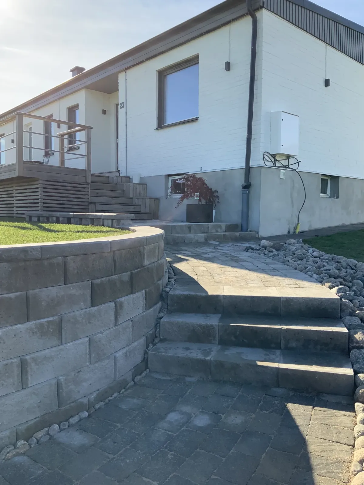 Nya trappsteg och mur vid ett vitt hus