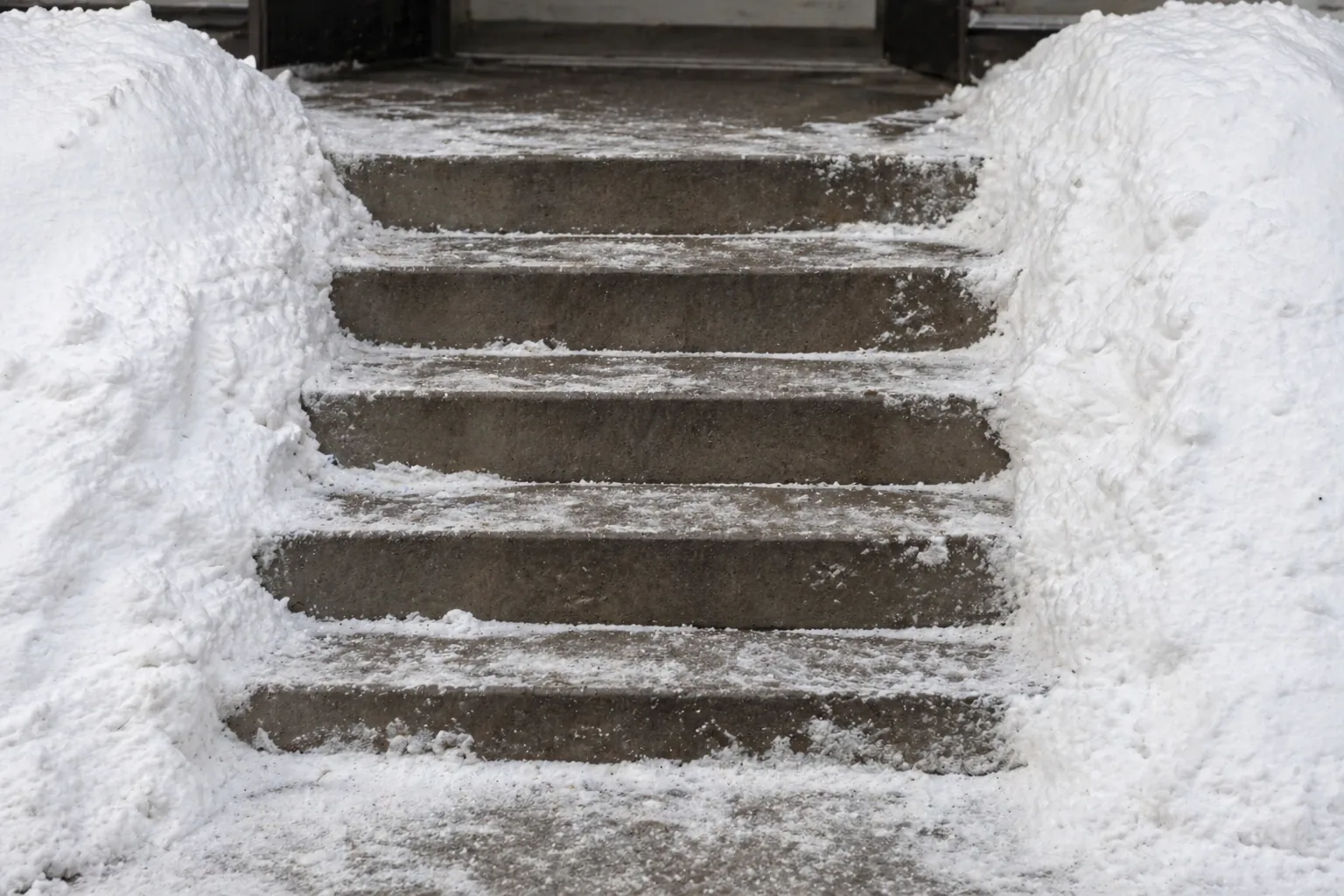 Snötäckt trappa i vinterlandskap