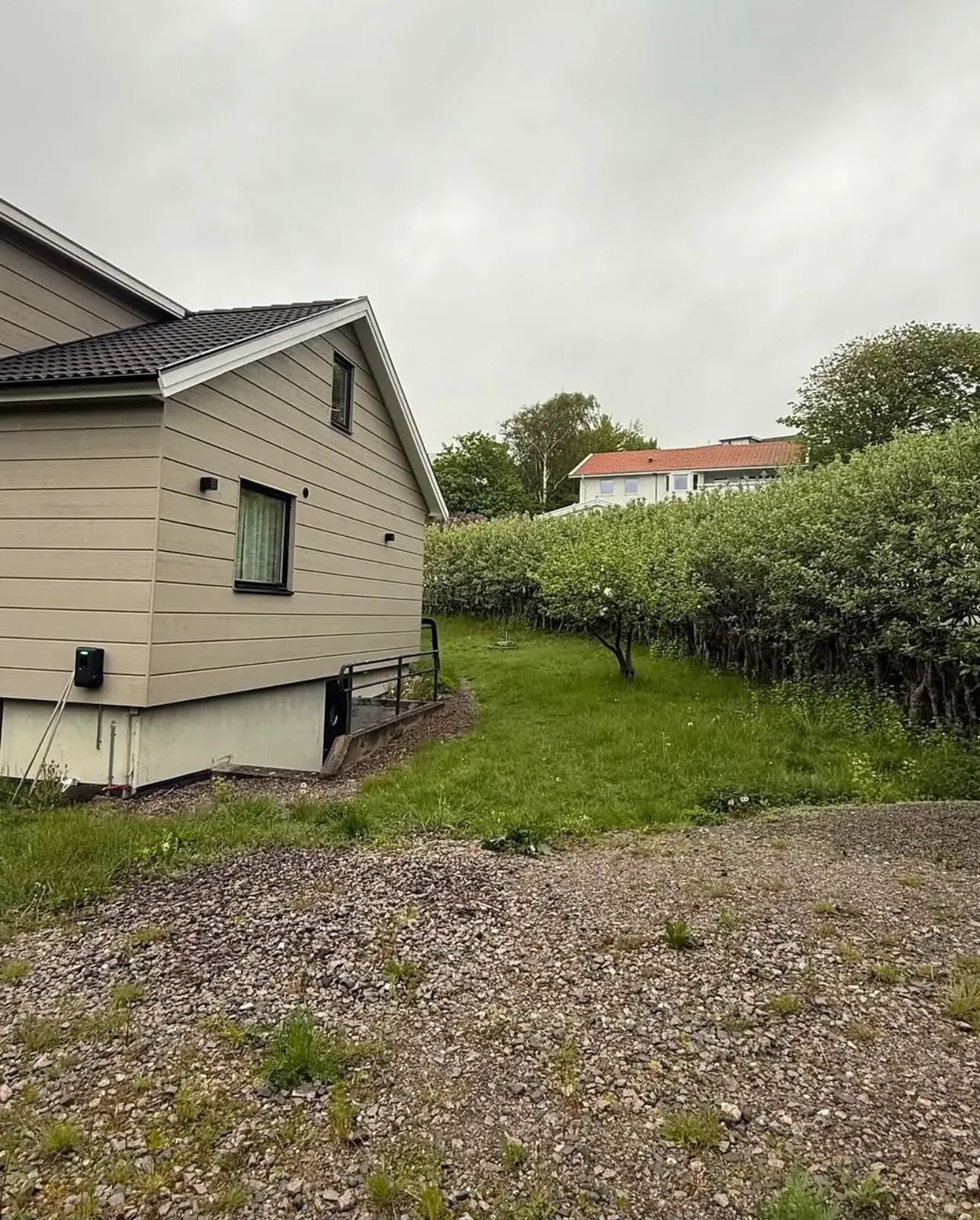 Grusig yta på husets baksida innan arbetet