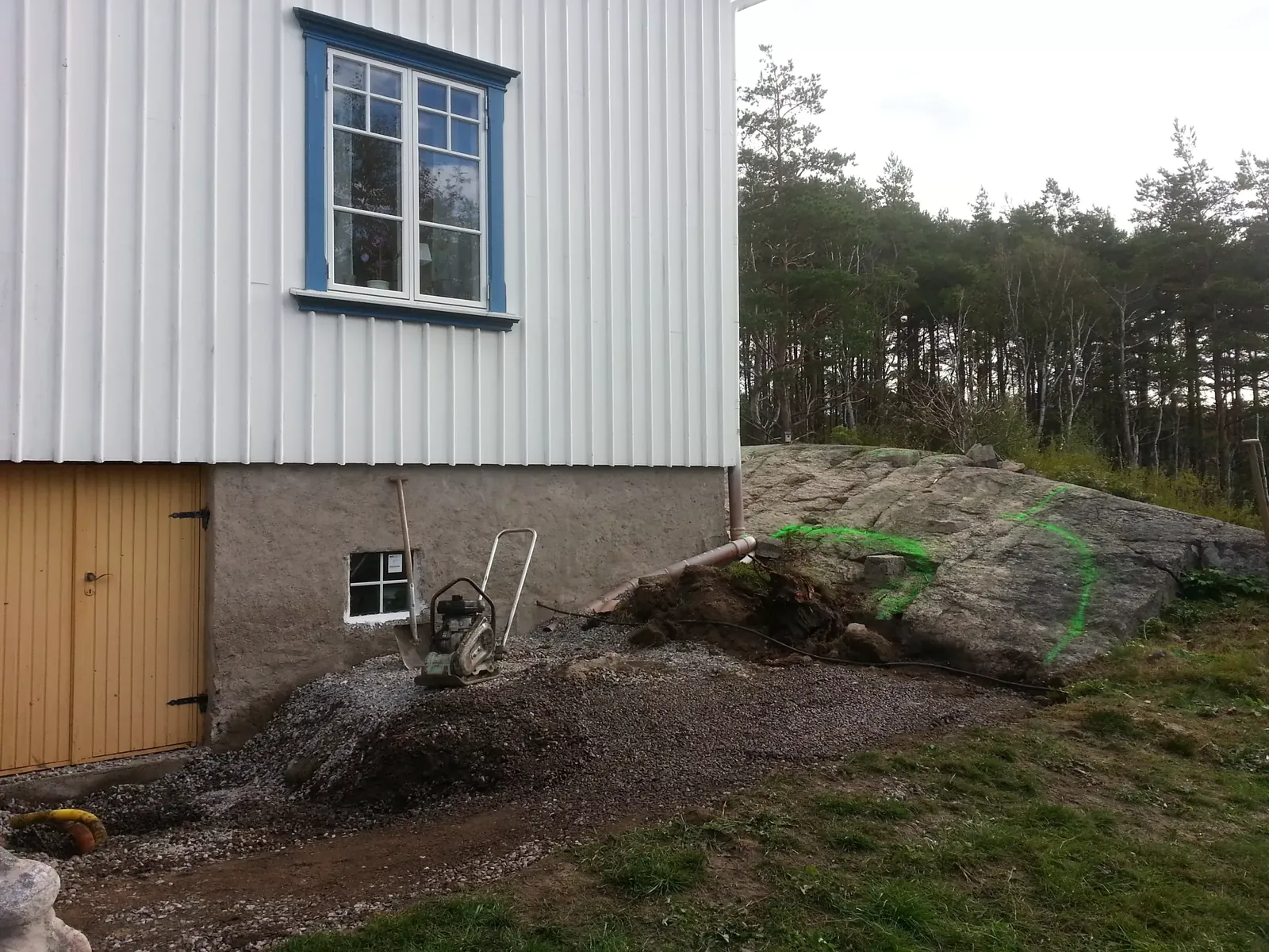 Husgrund och berg innan markarbetet