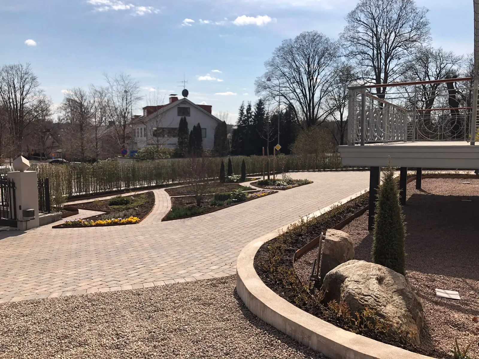 Stenlagd gång med kant i cortenstål och planteringar
