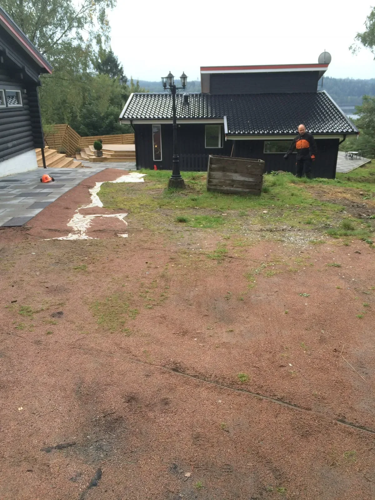 Grusig och ojämn yta framför ett garage innan arbetet