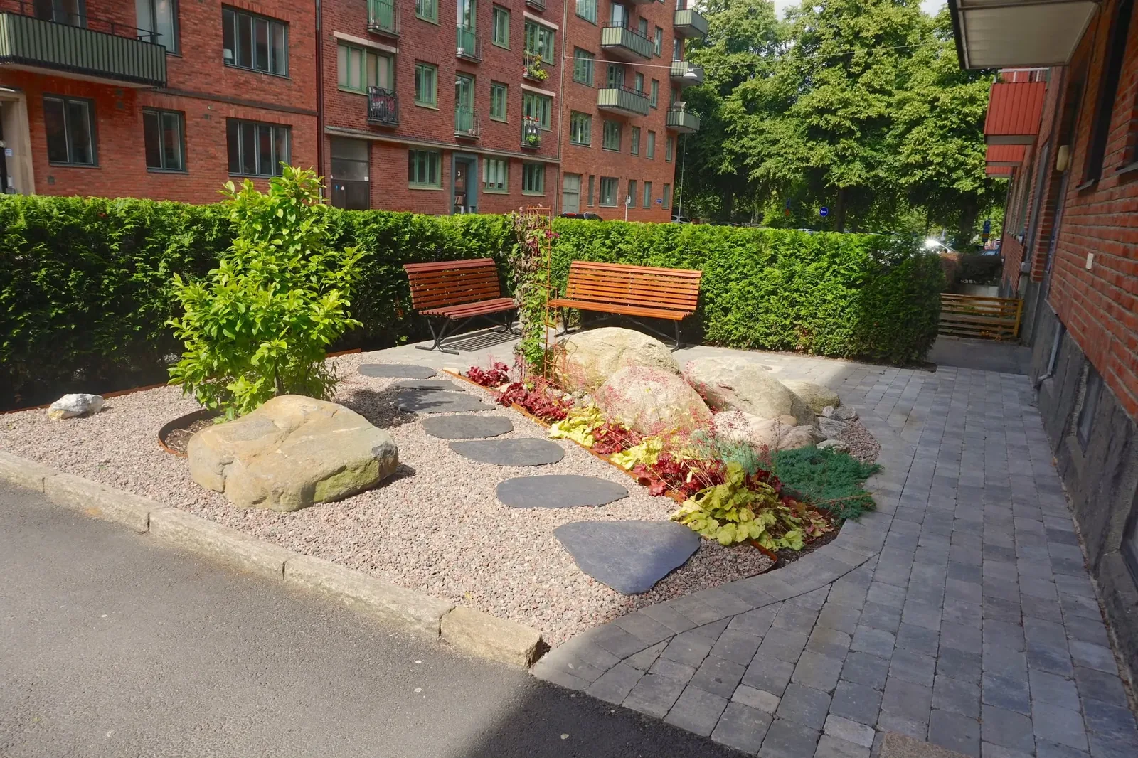 Innergård med stenar, trampstenar och bänkar