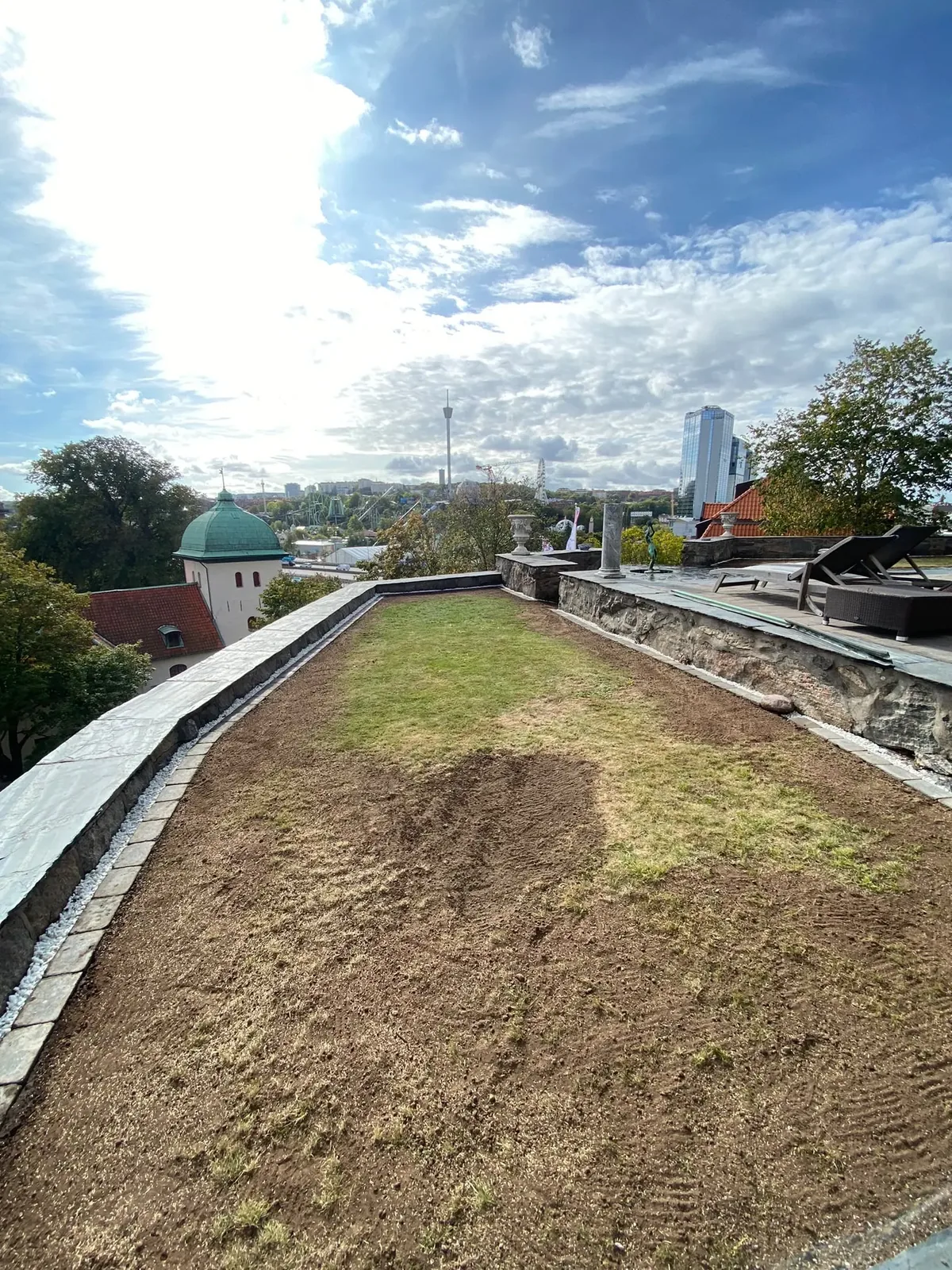 Gräsyta längs en mur innan arbetet