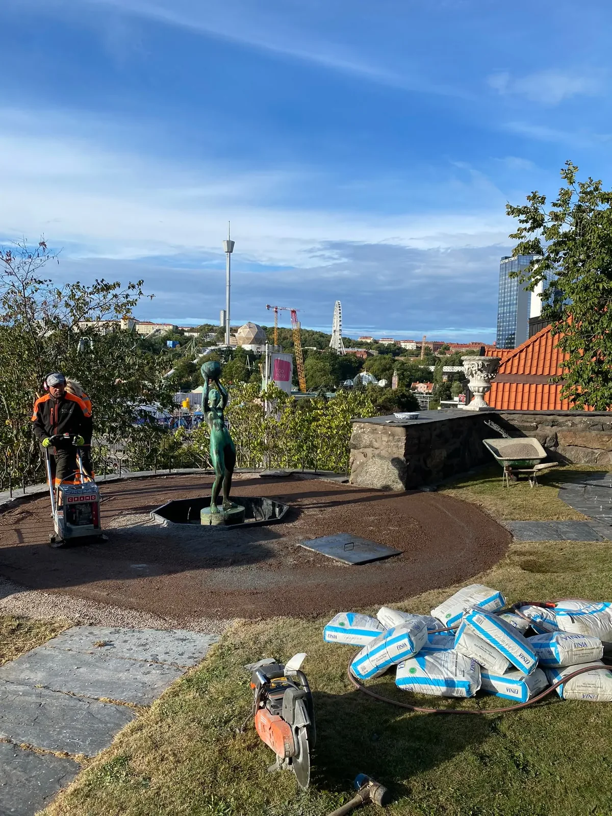 Medarbetare lägger skiffer runt en skulptur