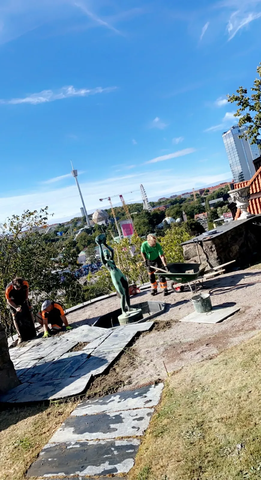 Plattsättning av skiffer på en terrass under arbetet