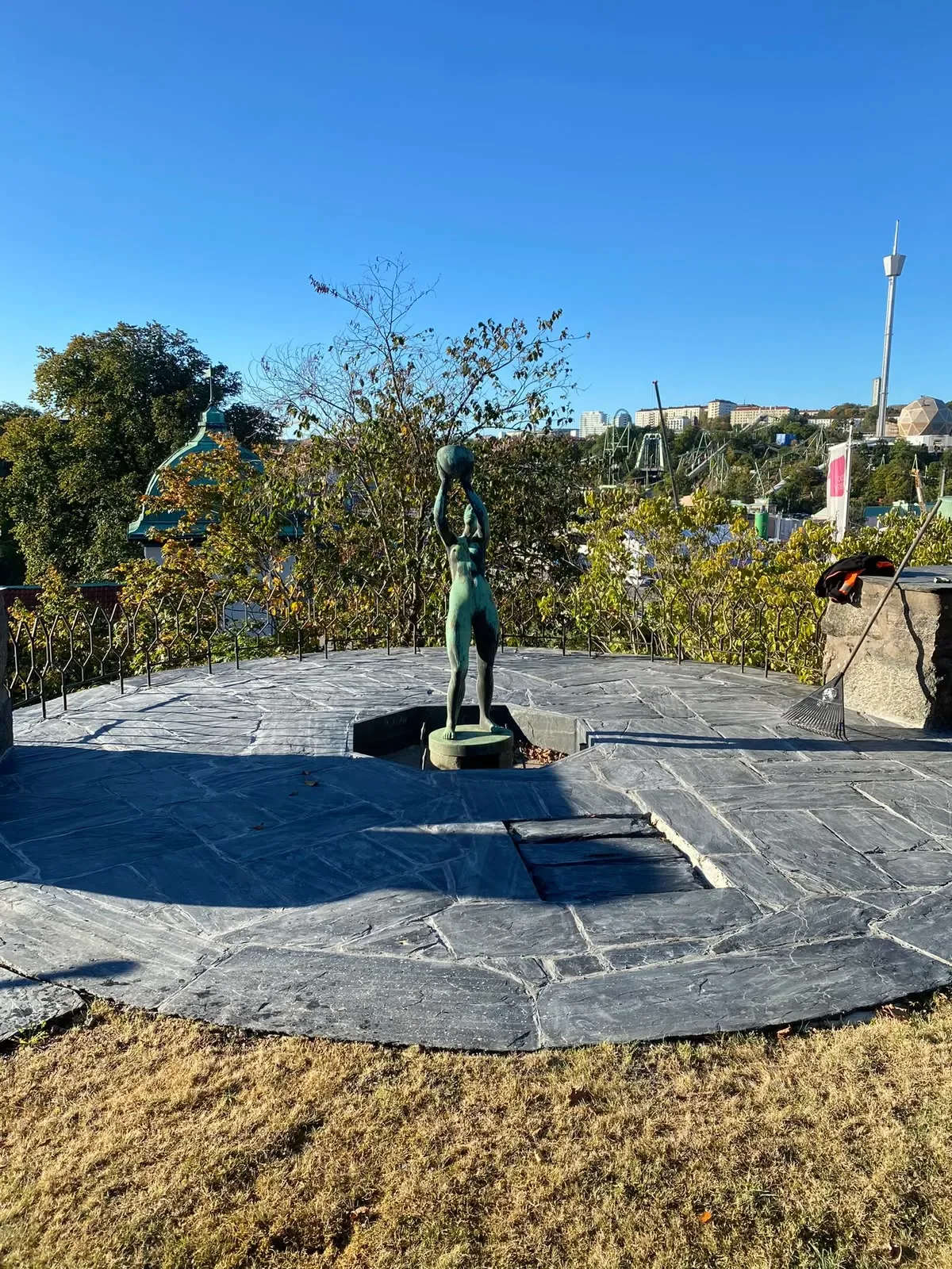 Rund terrass i skiffer runt en skulptur